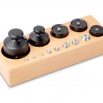 KERN Gewichtsatz 362-96, OIML-Klasse M3, Nennwert 1 g - 1 kg, Edelstahl (1 g - 50 g) und Gusseisen lackiert (≥ 100 g), Knopfform (≤ 50 g, ≥ 500 g) und Zylinderform (100 g, 200 g), im Holzblock