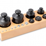 KERN Gewichtsatz 362-97, OIML-Klasse M3, Nennwert 1 g - 2 kg, Edelstahl (1 g - 50 g) und Gusseisen lackiert (≥ 100 g), Knopfform (≤ 50 g, ≥ 500 g) und Zylinderform (100 g, 200 g), im Holzblock